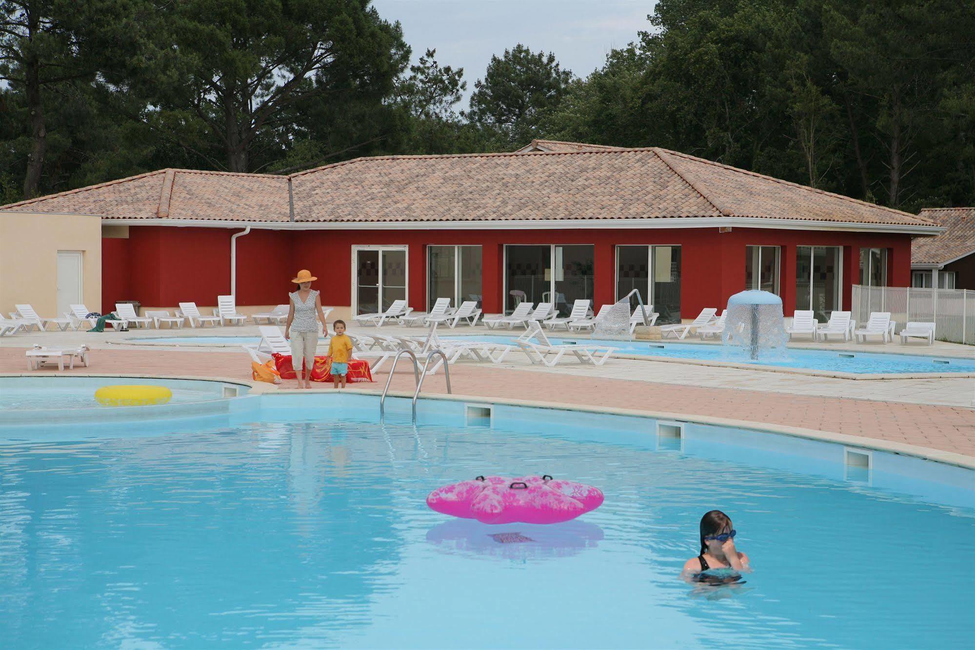 Residence Nemea Les Rives De Saint Brice Ares Exterior foto